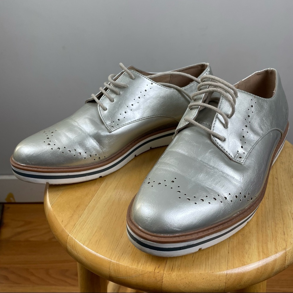 G Woman Metallic Silver Wingtip Styled Shoe Size 41